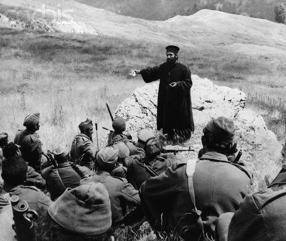 Έπος του 1940: Οι βόμβες «σφύριζαν» και οι Έλληνες στρατιώτες έκαναν Θεία Λειτουργία